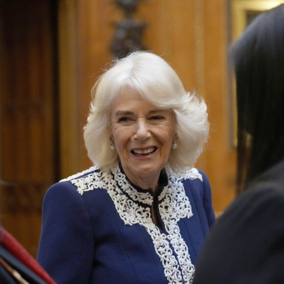 Camilla Parker Bowles, reine consort d'Angleterre, lors d'une réception avec les participants de la nouvelle collection de la bibliothèque miniature, aux côtés de la maison de poupées de la reine Mary, dont les visiteurs pourront profiter tout au long de 2024 pour célébrer son centenaire, au château de Windsor. Le 30 janvier 2024