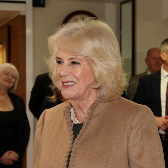 Camilla Parker Bowles, reine consort d'Angleterre, visite la bijouterie Deacon & Son, l'une des plus anciennes entreprises familiales de Swindon (Wilsthire), à l'occasion de ses 175 ans d'activité, le 22 janvier 2024.