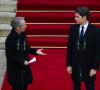 Le trentenaire qui a succédé à Elisabeth Borne a d'ailleurs réagi au mini-sketch
Passation de pouvoirs entre l'ancienne Première ministre Elisabeth Borne et le nouveau Premier ministre Gabriel Attal à l'hôtel de Matignon, à Paris, France, le 9 janvier 2024. © Eric Tschaen/Pool/Bestimage