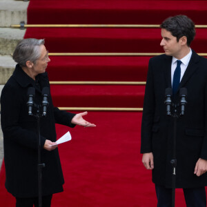 Le trentenaire qui a succédé à Elisabeth Borne a d'ailleurs réagi au mini-sketch
Passation de pouvoirs entre l'ancienne Première ministre Elisabeth Borne et le nouveau Premier ministre Gabriel Attal à l'hôtel de Matignon, à Paris, France, le 9 janvier 2024. © Eric Tschaen/Pool/Bestimage