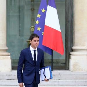 Gabriel Attal, secrétaire d'état auprès du ministre de l'éducation nationale et de la jeunesse lors de la sortie du conseil des ministres du 24 octobre 2018, au palais de l'Elysée à Paris. © Stéphane Lemouton / Bestimage