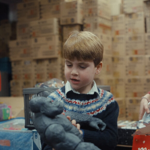 Catherine (Kate) Middleton, princesse de Galles, et ses enfants, le prince George de Galles, la princesse Charlotte de Galles, et le prince Louis de Galles, aident à préparer des sacs-cadeaux de Noël pour des familles au seuil de la pauvreté. 