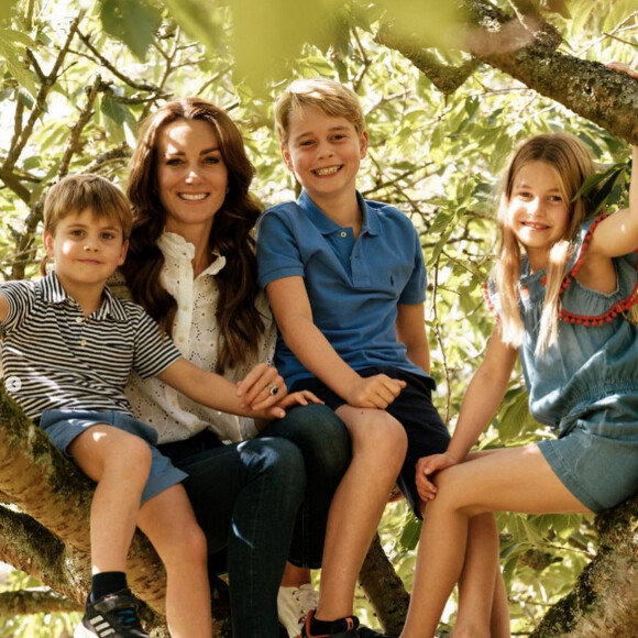 Les enfants de Kate Middleton lui avaient fait une surprise.
Pour la fête des Mères, le prince et la princesse de Galles ont dévoilé une photo inédite de la duchesse, Catherine Kate Middleton avec ses trois enfants, George, Charlotte et Louis. © Princess of Wales Instagram via Bestimage 