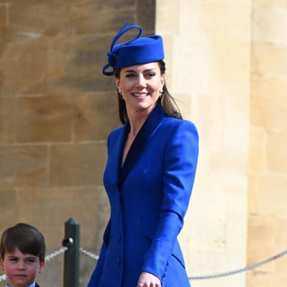 Hospitalisée pendant une dizaine de jours, Kate Middleton est en effet rentrée ce lundi.
Le prince William, prince de Galles, Le prince George de Galles, La princesse Charlotte de Galles, Le prince Louis de Galles, Catherine (Kate) Middleton, princesse de Galles - La famille royale du Royaume Uni arrive à la chapelle Saint George pour la messe de Pâques au château de Windsor le 9 avril 2023. 