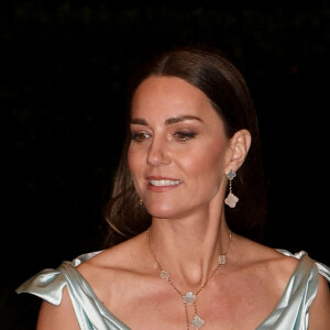 En tout cas, elle ne se plaint jamais de sa santé ! 
Le prince William, duc de Cambridge, et Catherine (Kate) Middleton, duchesse de Cambridge, assistent à une réception organisée par le gouverneur général des Bahamas, Sir Cornelius Alvin Smith, au complexe Baha Mar sur l'île de New Providence aux Bahamas pour rencontrer des dirigeants communautaires et des habitants des nombreuses îles des Bahamas. Le 25 mars 2022. 
