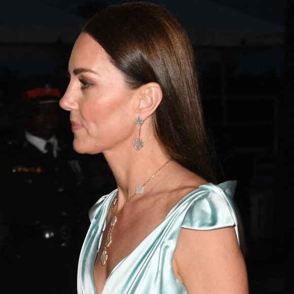 Il faut dire qu'elle ne la montre que très rarement.
Le prince William, duc de Cambridge, et Catherine (Kate) Middleton, duchesse de Cambridge, assistent à une réception organisée par le gouverneur général des Bahamas, Sir Cornelius Alvin Smith, au complexe Baha Mar sur l'île de New Providence aux Bahamas pour rencontrer des dirigeants communautaires et des habitants des nombreuses îles des Bahamas. Le 25 mars 2022. 