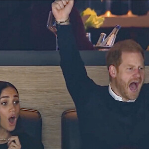 Le prince Harry, duc de Sussex et Meghan Markle, duchesse de Sussex, assistent au match de hockey des Canucks de Vancouver, Colombie-Britannique, Canada, le 20 novembre 2023. Harry a effectué la mise au jeu cérémonielle, puis le couple a regardé le match depuis la loge des propriétaires. 