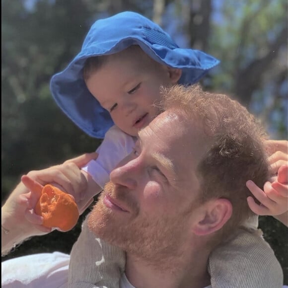 Le prince Harry, duc de Sussex et Meghan Markle, duchesse de Sussex, avec leurs enfants Archie et Lilibet.  The Royal family website have updated the titles to include Prince Archie of Sussex and Princess Lilibet of Sussex, previously they were under Master Archie Mountbatten-Windsor and Miss Lilibet Mountbatten-Windsor 