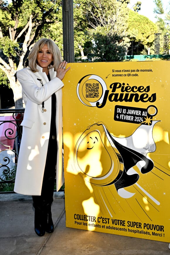 La Première dame française, Brigitte Macron (présidente de la Fondation Hôpitaux de Paris-Hôpitaux de France), durant la clôture de l'édition 2024 de la 35eme Opération Pièces Jaunes à Nice, au kiosque à musique du jardin Albert 1er, le 2 février 2024. Cette collecte de fonds "Pièces Jaunes" est destinée à améliorer la vie des enfants hospitalisés. © Bruno Bebert/Bestimage 