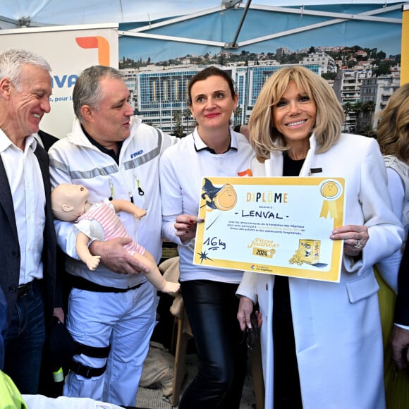 Le docteur Hervé Cael, conseiller municipal de Nice et vice-président du conseil de surveillance du CHU de Nice, le sélectionneur de l'équipe de France de football, Didier Deschamps (parrain de l'opération Pièces Jaunes), et la Première dame française, Brigitte Macron (présidente de la Fondation Hôpitaux de Paris-Hôpitaux de France), durant la clôture de l'édition 2024