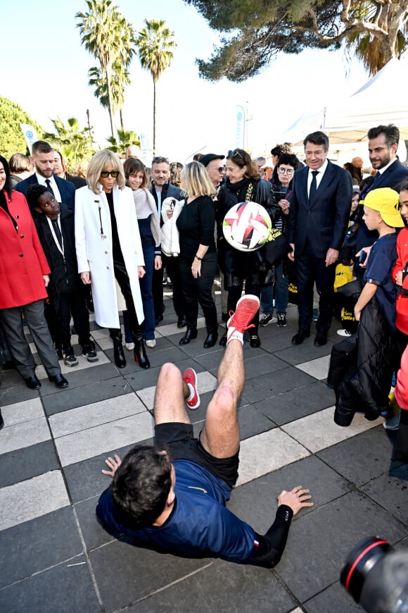 La Première dame française, Brigitte Macron (présidente de la Fondation Hôpitaux de Paris-Hôpitaux de France), Marion Cinalli, la directrice générale de la Fondation des Hôpitaux, Anne Barrère, la vice-présidente de la Fondation Hôpitaux de Paris-Hôpitaux de France, et Christian Estrosi, le maire de Nice, durant la clôture de l'édition 2024 de la 35eme Opération Pièces Jaunes à Nice, au kiosque à musique du jardin Albert 1er, le 2 février 2024.