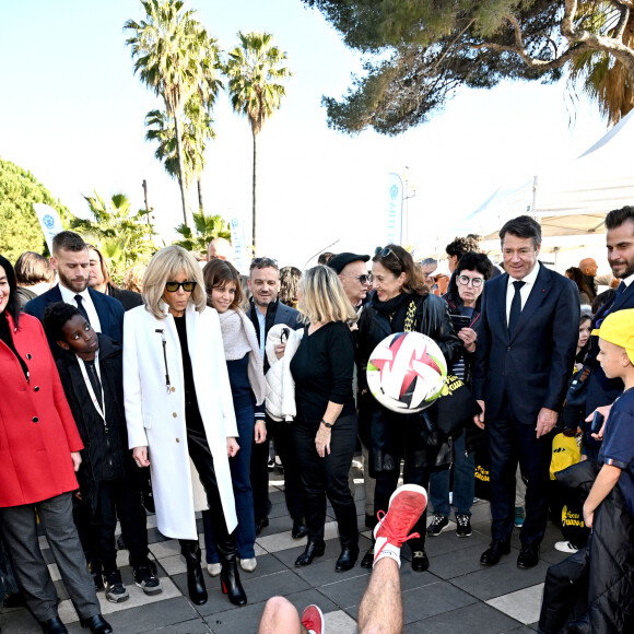 La Première dame française, Brigitte Macron (présidente de la Fondation Hôpitaux de Paris-Hôpitaux de France), Marion Cinalli, la directrice générale de la Fondation des Hôpitaux, Anne Barrère, la vice-présidente de la Fondation Hôpitaux de Paris-Hôpitaux de France, et Christian Estrosi, le maire de Nice, durant la clôture de l'édition 2024 de la 35eme Opération Pièces Jaunes à Nice, au kiosque à musique du jardin Albert 1er, le 2 février 2024.