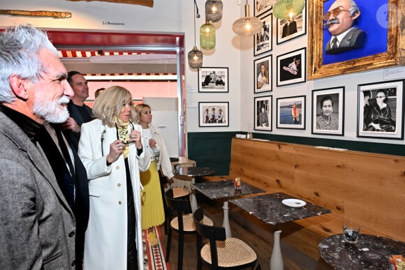 Après avoir déjeuné à la brasserie Oscar sur la zone pietonne, la Première dame française, Brigitte Macron (présidente de la Fondation Hôpitaux de Paris-Hôpitaux de France), a visité le restaurant Da Titin appartenant au même propriétaire, Fred Ghintran, qui lui a présenté son Wall of Fame des Niçois, où l'on peut découvrir une caricature de l'ancien maire Jacques Médecin, entourée de photos de Denis Fabre, de Dick Rivers, de Simone Veil, mais aussi de Michèle Laroque, de Mado la Niçois, de Marc Toesca ou encore de Brice de Nice avant la clôture de l'édition 2024 de la 35eme Opération Pièces Jaunes à Nice, au kiosque à musique du jardin Albert 1er, le 2 février 2024. Cette collecte de fonds "Pièces Jaunes" est destinée à améliorer la vie des enfants hospitalisés. © Bruno Bebert/Bestimage 