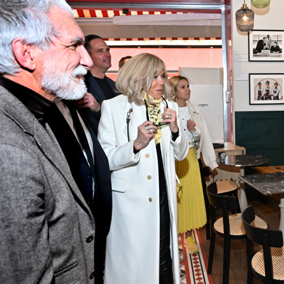 Après avoir déjeuné à la brasserie Oscar sur la zone pietonne, la Première dame française, Brigitte Macron (présidente de la Fondation Hôpitaux de Paris-Hôpitaux de France), a visité le restaurant Da Titin appartenant au même propriétaire, Fred Ghintran, qui lui a présenté son Wall of Fame des Niçois, où l'on peut découvrir une caricature de l'ancien maire Jacques Médecin, entourée de photos de Denis Fabre, de Dick Rivers, de Simone Veil, mais aussi de Michèle Laroque, de Mado la Niçois, de Marc Toesca ou encore de Brice de Nice avant la clôture de l'édition 2024 de la 35eme Opération Pièces Jaunes à Nice, au kiosque à musique du jardin Albert 1er, le 2 février 2024. Cette collecte de fonds "Pièces Jaunes" est destinée à améliorer la vie des enfants hospitalisés. © Bruno Bebert/Bestimage 