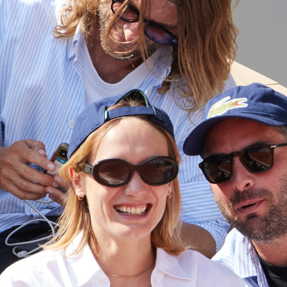 Ana Girardot et son mari Oscar en tribunes lors des Internationaux de France de tennis de Roland Garros 2023, à Paris, France, le 9 juin 2023. © Jacovides-Moreau/Bestimage 
