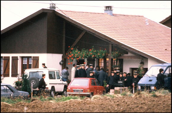 - on le voyait les pieds, les mains et la tête liés par des cordelettes et un bonnet de laine sur le visage -
Archives - Reconstitution le 14 octobre 1987 dans l'affaire Grégory Villemin.