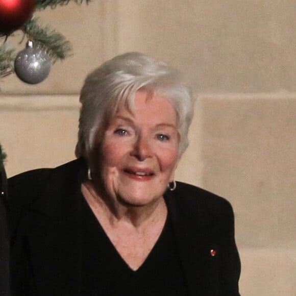 La comédienne vient de publier un nouveau livre baptisé Merci la vie !
Line Renaud - Le président français et la première dame recoivent l'équipe de France féminine de handball championne du monde 2023 au palais de l'Elysée, le 18 décembre 2023 © Stéphane Lemouton / Bestimage 