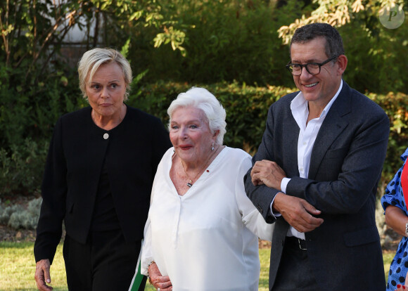 Muriel Robin, Line Renaud et Dany Boon lors de l'inauguration du jardin des ambassadeurs Line Renaud à Paris le 2 octobre 2023. © Coadic Guirec / Bestimage 