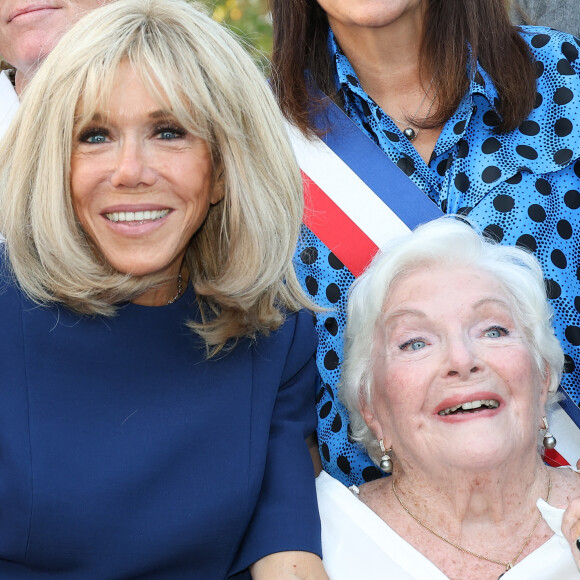 Line Renaud et Brigitte Macron lors de l'inauguration du jardin des ambassadeurs Line Renaud à Paris le 2 octobre 2023. © Coadic Guirec / Bestimage 