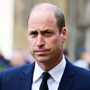 Le prince William a une cicatrice sur le front. 
Le prince William, prince de Galles, assiste aux obsèques de Sir Bobby Charlton à Manchester.