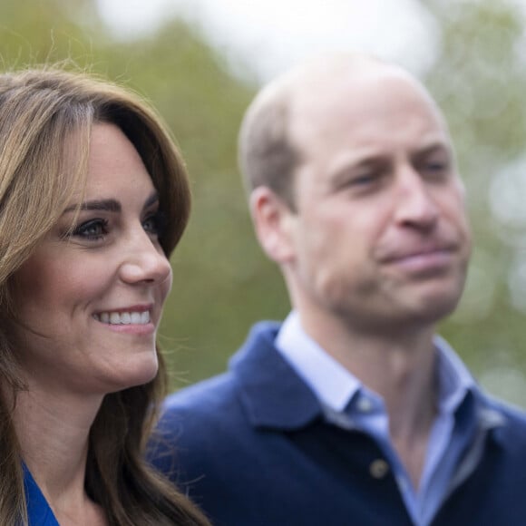 Au même endroit, ou presque, que sa femme Kate Middleton ! 
Le prince William, prince de Galles, et Catherine (Kate) Middleton, princesse de Galles, au centre sportif national de Bisham Abbey à Marlow, à l'occasion de la Journée mondiale de la Santé mentale, le 12 octobre 2023. 