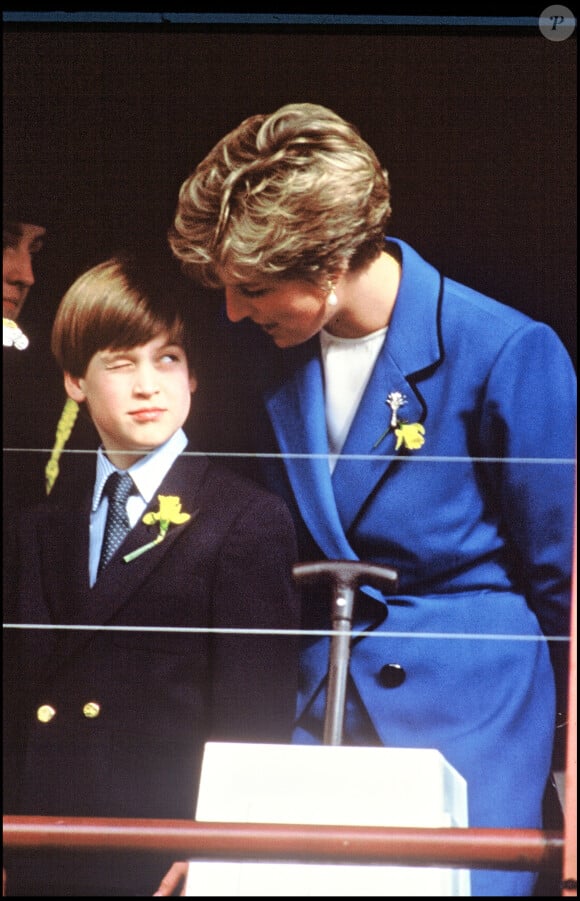 Info - Le prince William fête ses 40 ans le 21 juin - ARCHIVES - LE PRINCE WILLIAM (POUR SON PREMIER DEPLACEMENT OFFICIEL) ET LA PRINCESSE LADY DIANA D' ANGLETERRE A CARDIFF EN 1991  