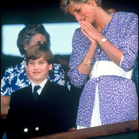 Dans son enfance, il s'était en effet fracturé le crâne avec un club de golf. 
Prince William et sa mère, Lady Diana, à Wimbledon en 1991. 