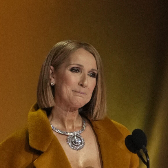 "C'était un bon moyen pour elle de dire qu'elle est là, et qu'elle est bel et bien là. Mais personne ne l'avait imaginé et, jusqu'au dernier moment, personne n'était au courant."
Céline Dion lors des Grammy Awards à la Crypto Arena à Los Angeles © Robert Hanashiro-USA Today/SPUS/ABACAPRESS.COM
