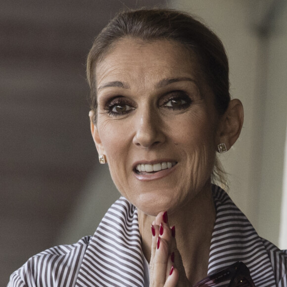 Céline Dion quitte l'hôtel Royal Monceau avec ses enfants et prend un jet privé au Bourget le 10 août 2017. © Pierre Perusseau / Bestimage