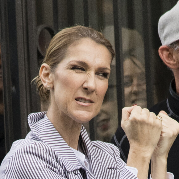 Céline Dion quitte l'hôtel Royal Monceau avec ses enfants et prend un jet privé au Bourget le 10 août 2017. © Pierre Perusseau / Bestimage