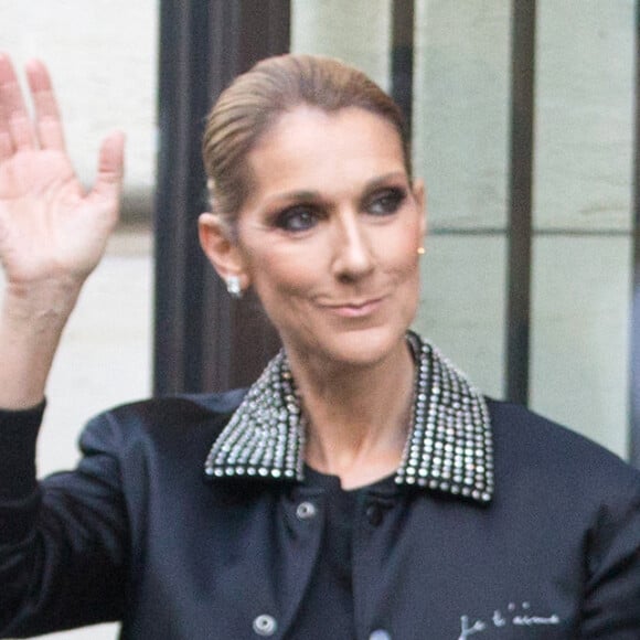 Depuis des mois, pourtant, l'artiste québécoise évitait soigneusement de se montrer en public puisqu'elle lutte contre le syndrome de l'homme raide.
Céline Dion et son fils René-Charles Angelil sortent de l'hôtel Royal Monceau à Paris.