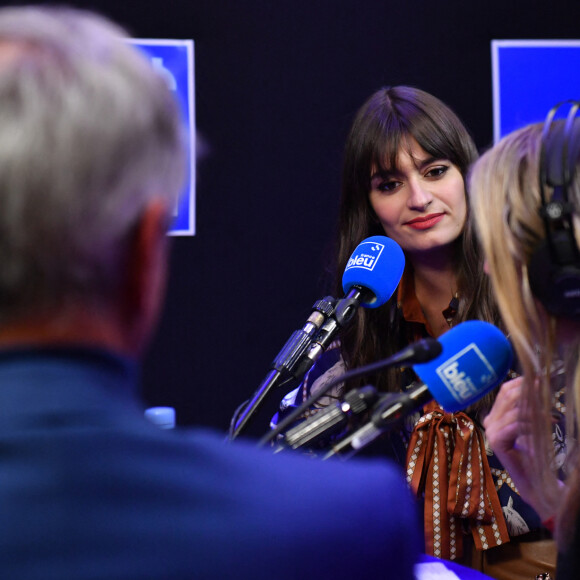 Le 5 février 2024, la chanteuse a osé modifier ses bonnes habitudes pour déclarer publiquement sa flamme à son cher et tendre.
Exclusif - Clara Luciani en backstage de la 38e cérémonie des Victoires de la musique à la Seine musicale de Boulogne-Billancourt, le 10 février 2023. © Moreau-Veren/Bestimage