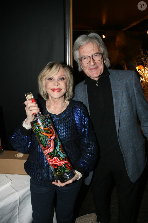 Sophie Darel et son mari lors du lancement de la nouvelle bouteille de vodka réalisée par le peintre Robert Combas à L'hôtel Marignan Paris le 16 décembre 2022.