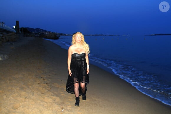 Exclusif - Loana sur la plage de Cannes lors du 76ème festival international du film, le 25 mai 2023. © Philippe Baldini / Bestimage