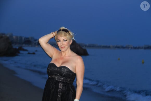 Exclusif - Loana sur la plage de Cannes lors du 76ème festival international du film, le 25 mai 2023. © Philippe Baldini / Bestimage