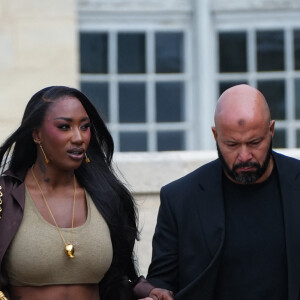 Quatre hommes se sont introduits chez elle par la fenêtre. Son partenaire, qui était sur place, a été frappé à plusieurs reprises avec la crosse d'une arme.
Aya Nakamura - Défilé Loewe à Paris, le 29 septembre 2023.