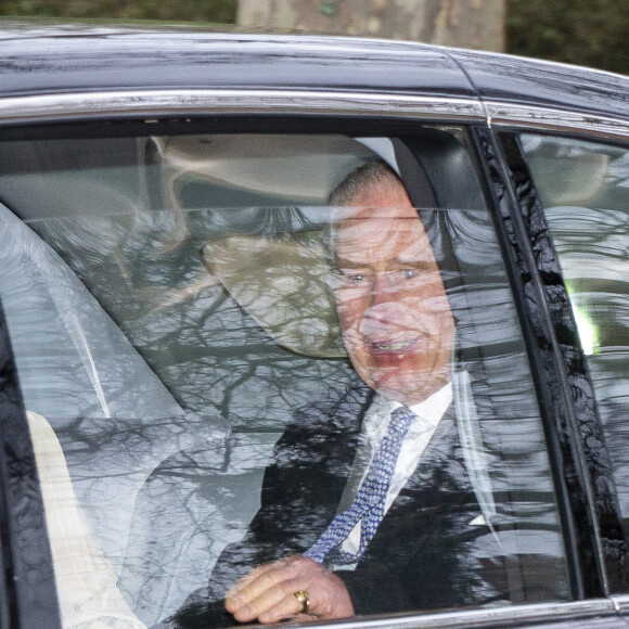 Notamment le cancer de son père Charles III. 
Le roi Charles III d'Angleterre et Camilla Parker Bowles, reine consort d'Angleterre partent en voiture de Clarence House à Londres pour prendre un hélicoptère pour Sandringham, le 6 février 2024. Le fils du roi Charles III, le prince Harry, est arrivé à Londres à midi après le diagnostic de cancer de son père. 