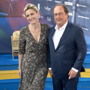 Une belle histoire !
Julie Gayet et son mari François Hollande aux arrivées sur le tapis bleu de la 16ème édition du festival du film francophone de Angoulême le 25 août 2023. © Coadic Guirec / Bestimage