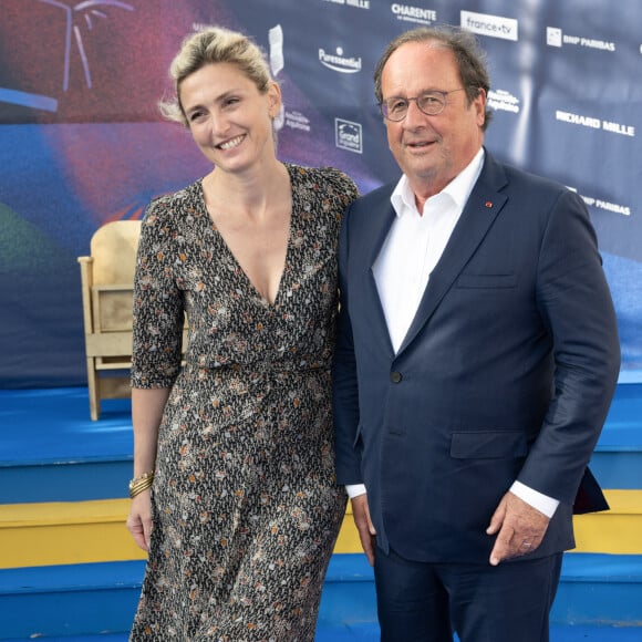 Une belle histoire !
Julie Gayet et son mari François Hollande aux arrivées sur le tapis bleu de la 16ème édition du festival du film francophone de Angoulême le 25 août 2023. © Coadic Guirec / Bestimage