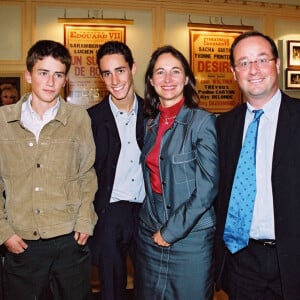 François Hollande et Ségolène Royal avec leurs deux fils à la générale de la pièce "Sarah" (archive)
