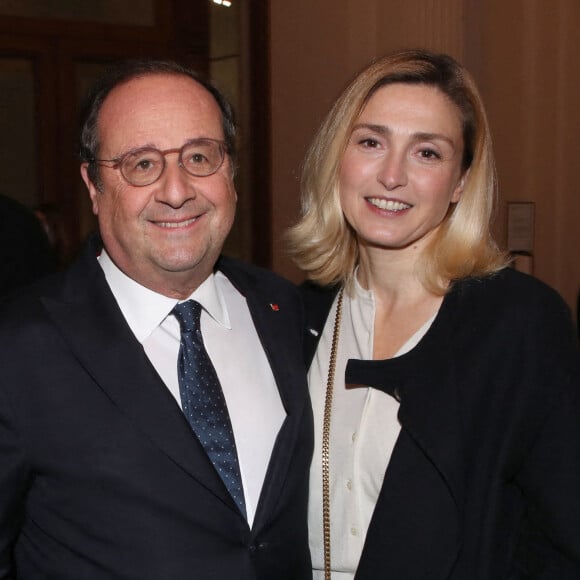 Ils semblent inséparables.
François Hollande et sa compagne Julie Gayet - Vernissage de l'exposition de la Collection François Pinault du Sculpteur Charles Ray à la Bourse du Commerce à Paris, France. © Bertrand Rindoff/Bestimage 