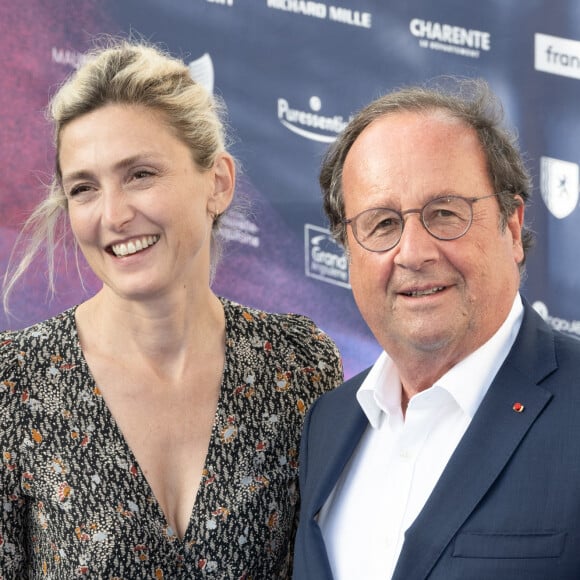 Julie Gayet et son mari François Hollande aux arrivées sur le tapis bleu de la 16ème édition du festival du film francophone de Angoulême © Coadic Guirec / Bestimage