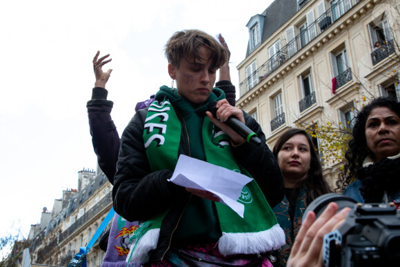Adèle Haenel lors de la manifestation contre les violences sexistes et sexuelles, organisée par le collectif NousToutes, à Paris. Le 19 novembre 2022 © Céline Bonnarde / Bestimage
