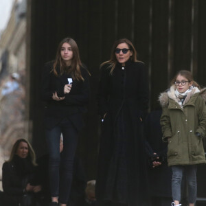 Clotilde Courau et ses filles Luisa et Vittoria - Sorties de l'église de la Madeleine après les obsèques de Johnny Hallyday à Paris - Le 9 décembre 2017