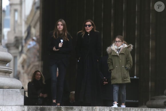Clotilde Courau et ses filles Luisa et Vittoria - Sorties de l'église de la Madeleine après les obsèques de Johnny Hallyday à Paris - Le 9 décembre 2017