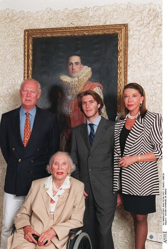 Emmanuel-Philibert de Savoie avec son père Victor-Emmanuel et sa mère Marina Doria ainsi que sa grand-mère Marie-José de Belgique.