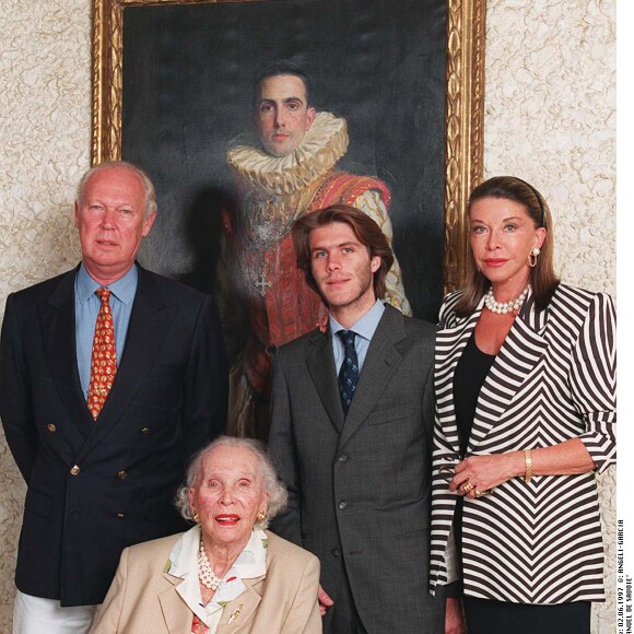 Emmanuel-Philibert de Savoie avec son père Victor-Emmanuel et sa mère Marina Doria ainsi que sa grand-mère Marie-José de Belgique.