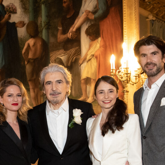 Exclusif - Serge Lama et Luana Santonino entourés du fils de Serge Lama Frédéric et sa femme Léa - Mariage de Serge Lama et Luana Santonino à la mairie du 7ème arrondissement de Paris. Rachida Dati, Maire du 7ème a célébré le mariage. Paris, le 11 février 2021. © Cyril Moreau/Bestimage