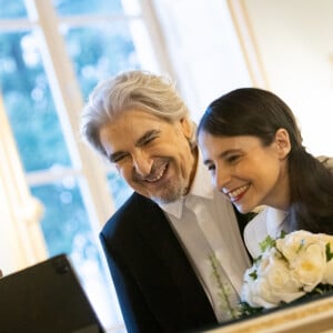 Exclusif - Les mariés en visio avec la famille de la mariée - Mariage de Serge Lama et Luana Santonino à la mairie du 7ème arrondissement de Paris. Rachida Dati, Maire du 7ème a célébré le mariage. Paris, le 11 février 2021. © Cyril Moreau/Bestimage