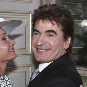 Archive - Serge Lama et Michèle, lors de leur mariage civil à la mairie du VIIème arrondissement, en intérieur, les deux époux , elle vêtue d'un ensemble en soie de DIOR, coiffée d'un chapeau blanc, s'enlaçant tendrement.